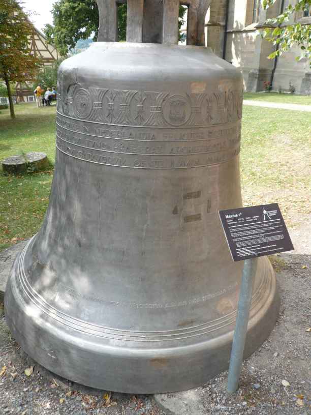 Vor der Stiftskirche und dem Glockenmuseum